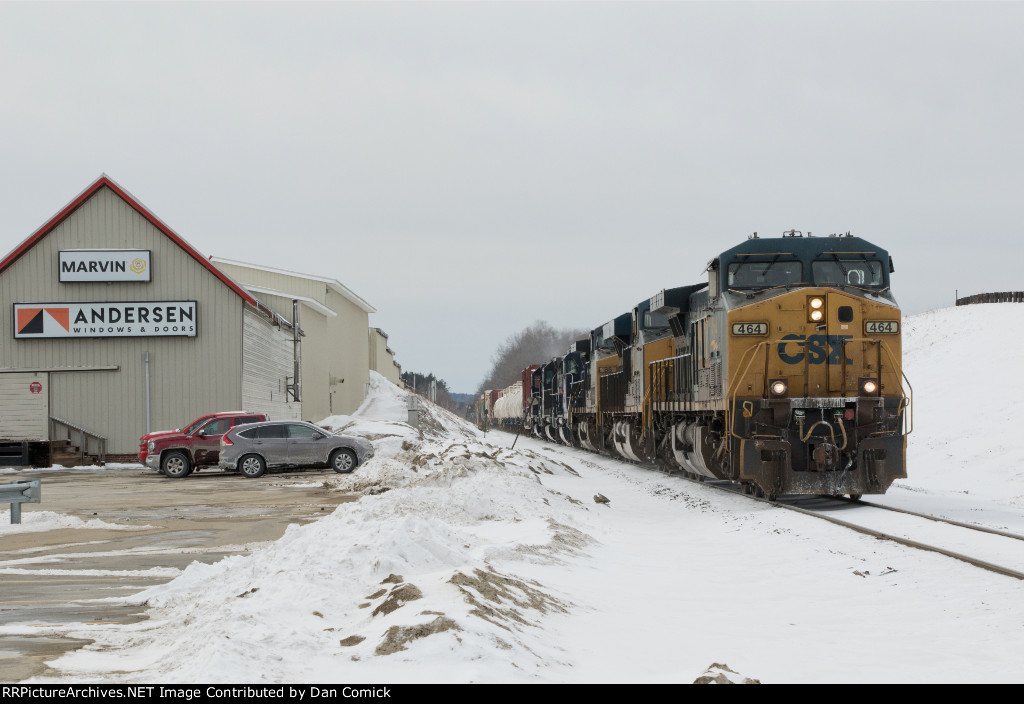 CSXT 464 Leads M426 at Belgrade